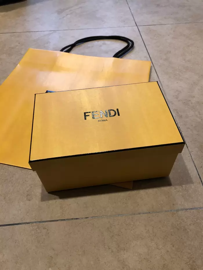 HK$85 FENDI 鞋盒 紙袋 shoe box and paper bag on