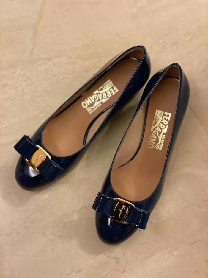 HK$1,500 Ferragamo heels navy brand new on